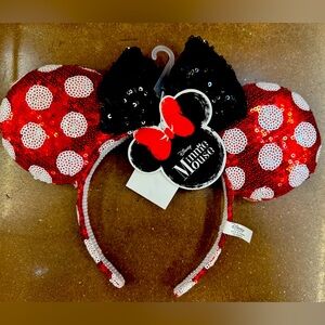 NWT Minnie ears head band ready to go with you in your Disney outing!